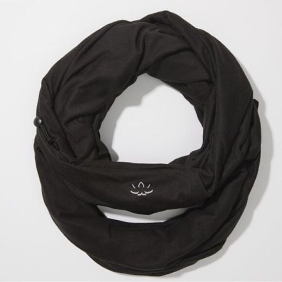 BEYOND YOGA Infinity Hidden Pocket Scarf in black - Picture 1 of 3